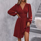 Robe à col diagonal, manches lanternes, taille plissée