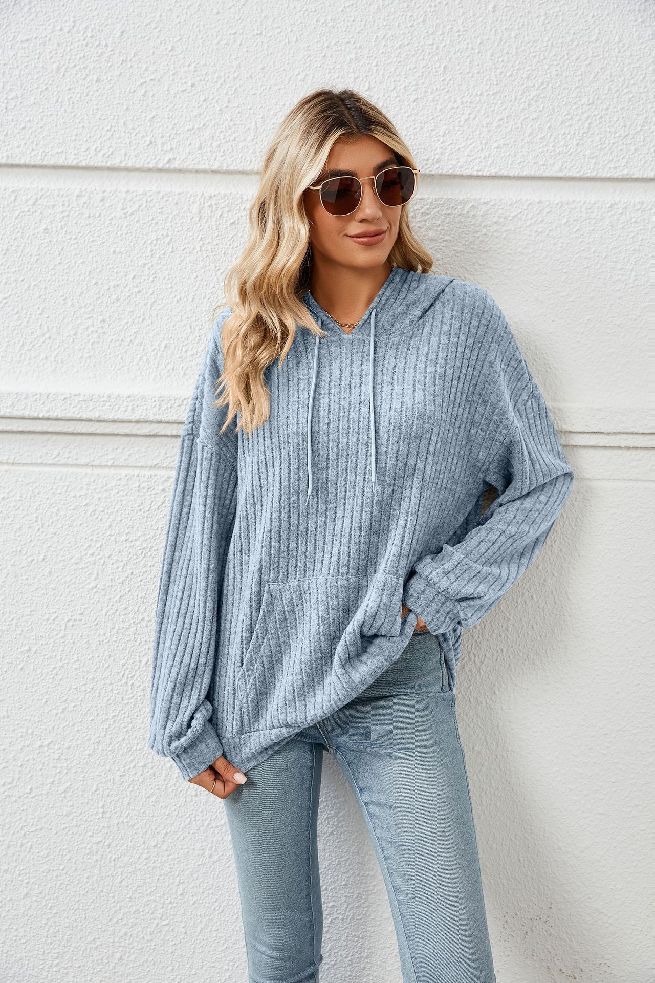 Pull tricoté à capuche et à rayures avec poche kangourou