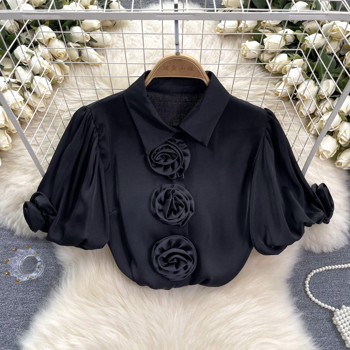 Haut en satin français à manches bouffantes et fleurs tridimensionnelles