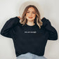 Pull ras du cou doublé polaire pour femme, imprimé slogan uni, simple et confortable, couleur unie