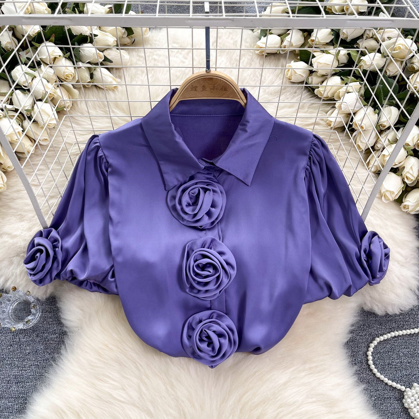 Haut en satin français à manches bouffantes et fleurs tridimensionnelles