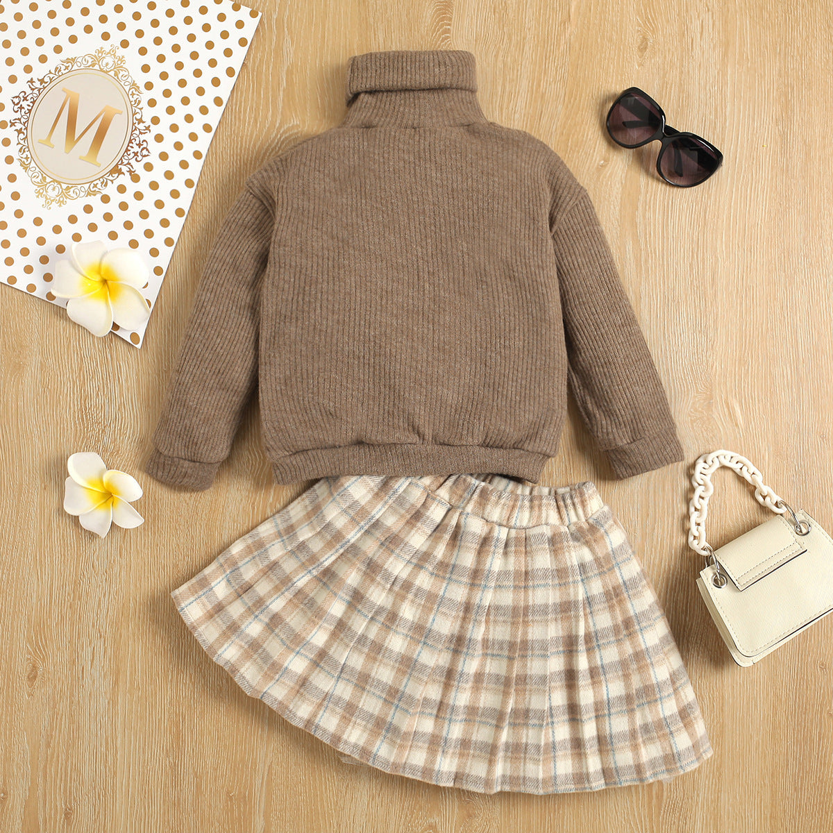 Ensemble deux pièces pull, chemise tricotée et jupe à carreaux