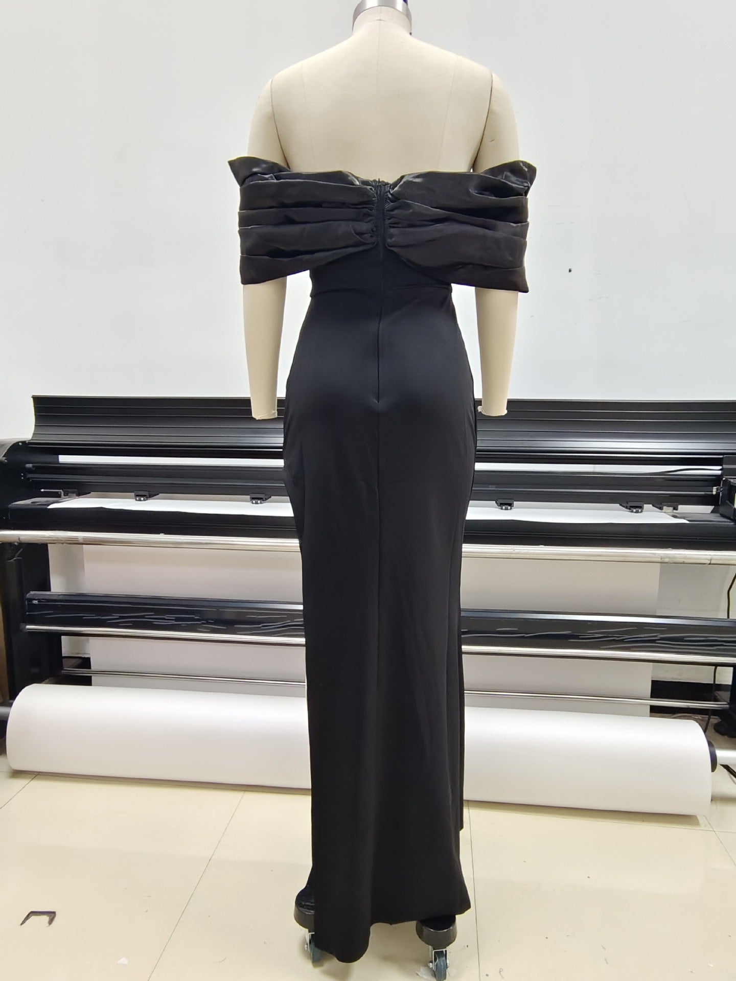 Robe fendue à volants et épaules dénudées pour femme