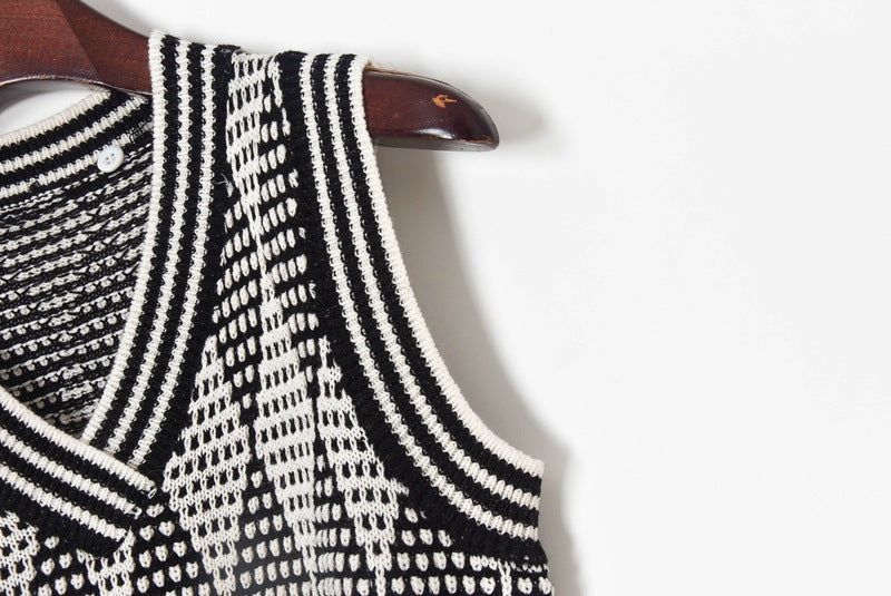 Pull taille haute à col en V croisé et losanges