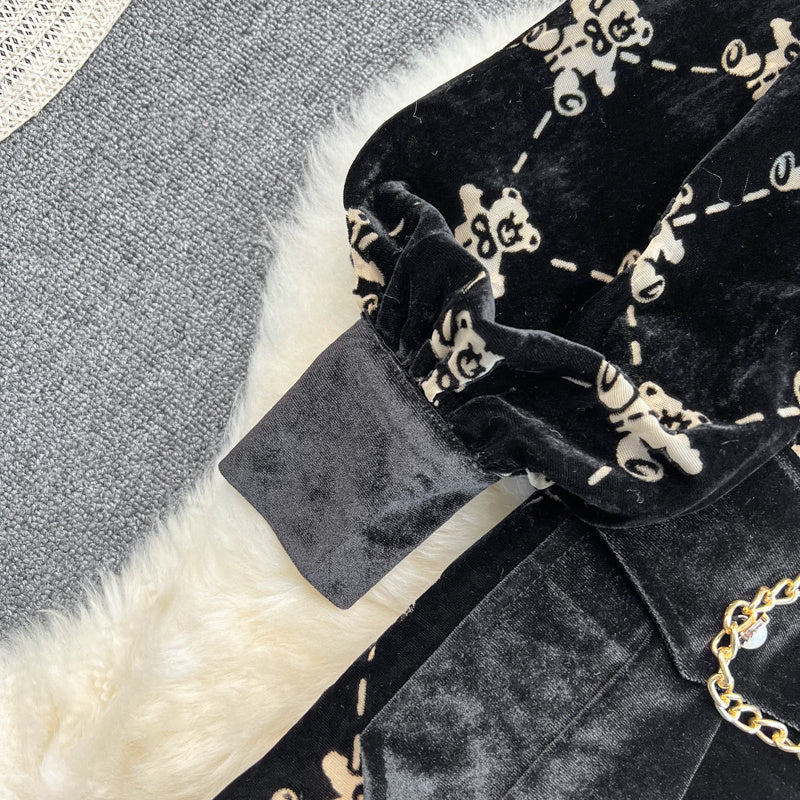 Robe en velours doré à simple boutonnage et revers