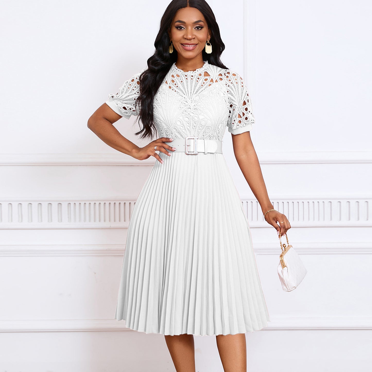 Robe plissée à manches courtes et coutures en dentelle pour femme