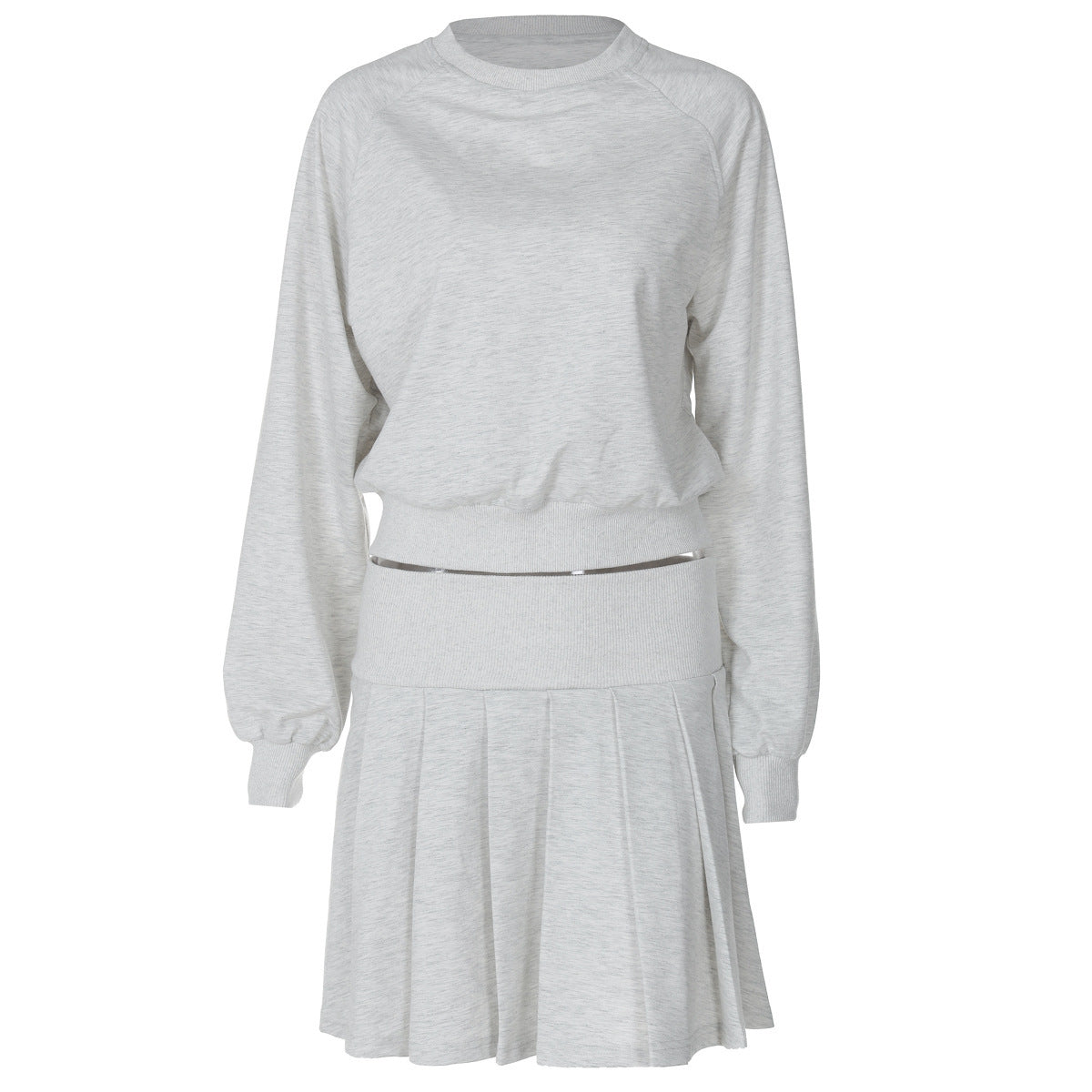 Ensemble deux pièces avec pull à manches longues et jupe plissée