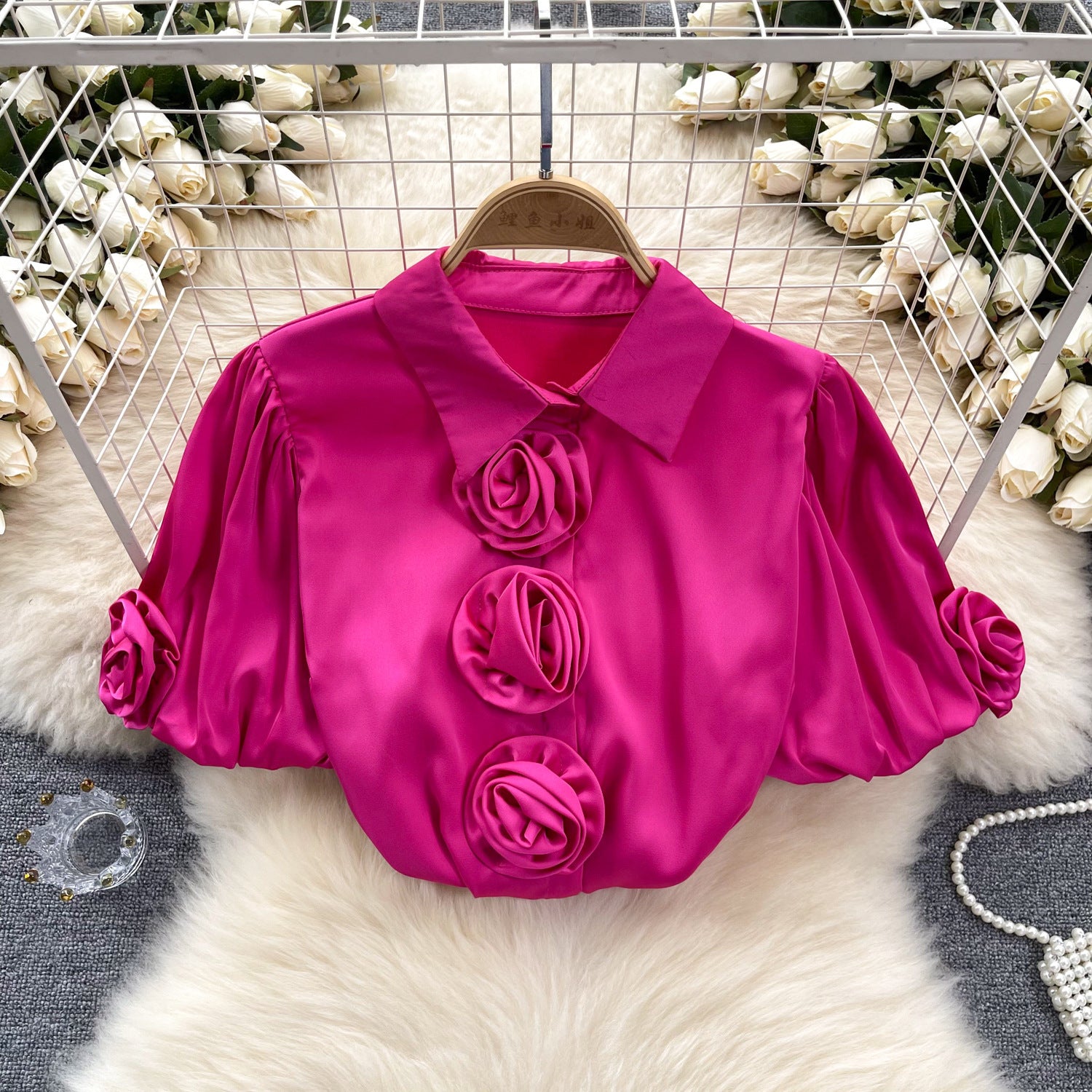 Haut en satin français à manches bouffantes et fleurs tridimensionnelles