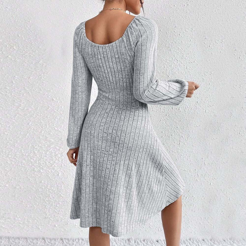 Robe à manches longues et col carré avec jupe cintrée