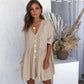 Robe courte à poches et col en V