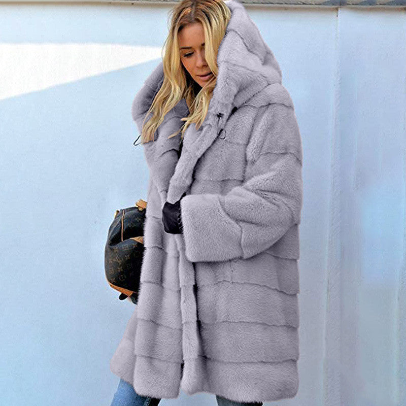 Manteau à capuche ample en peluche de couleur unie en fausse fourrure