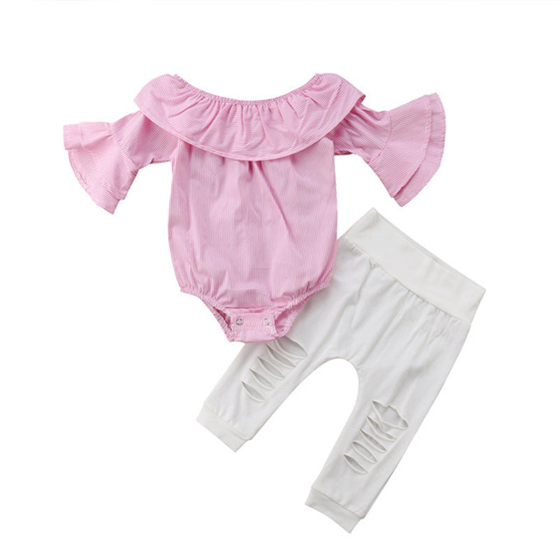 Costume deux pièces à rayures, manches évasées, pantalon déchiré