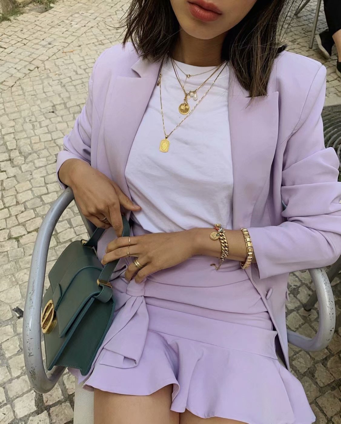 Casual mid-length suit with vest inside
