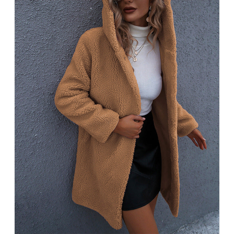 Manteau mi-long à capuche pour femme en agneau