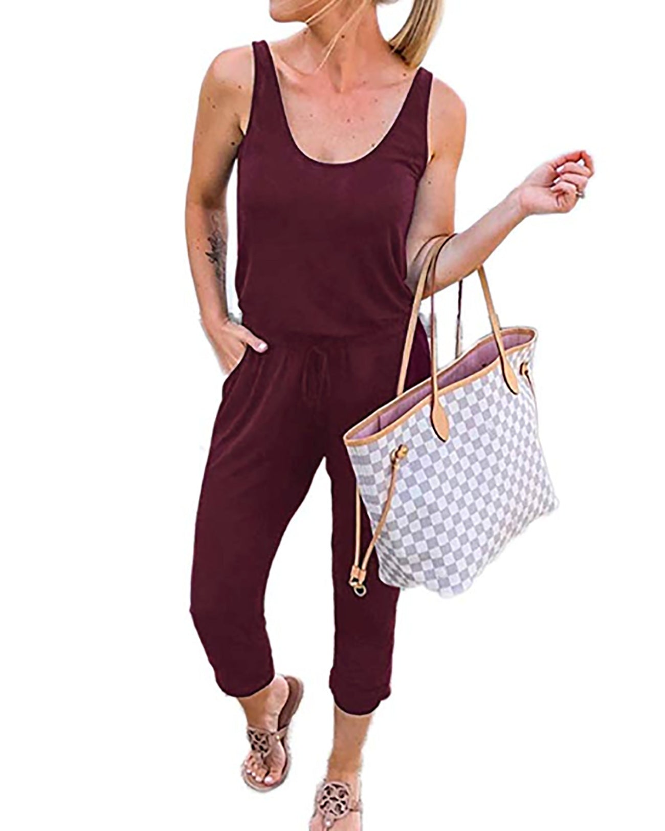 Combinaison de couleur unie avec gilet à col rond et cravate