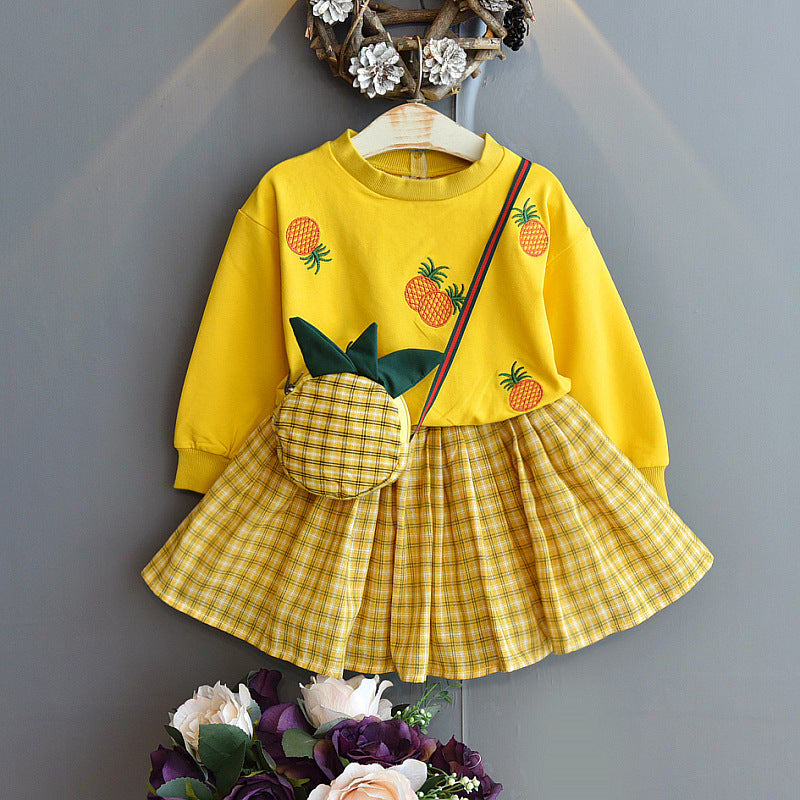 Ensemble pull brodé et jupe à carreaux