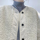 Manteau court en fourrure d'agneau lâche et coutures assorties