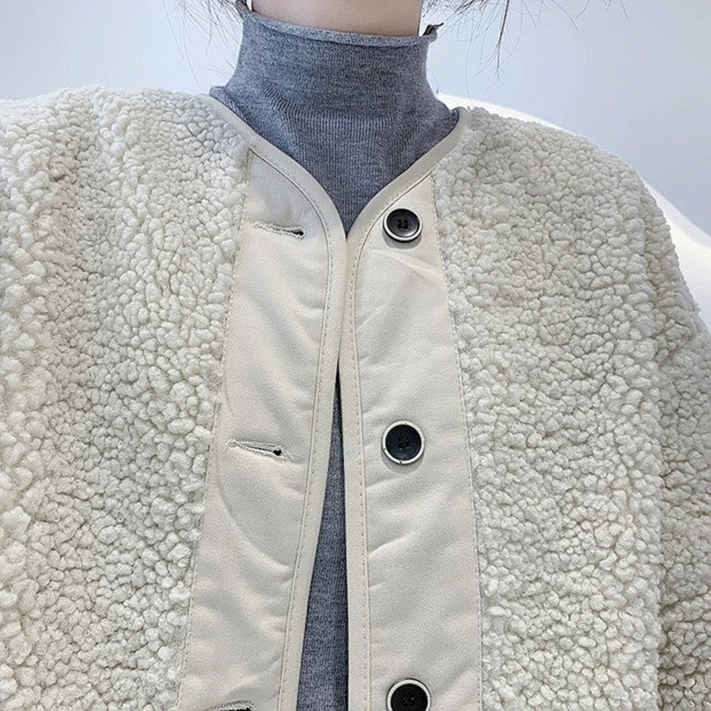 Manteau court en fourrure d'agneau lâche et coutures assorties