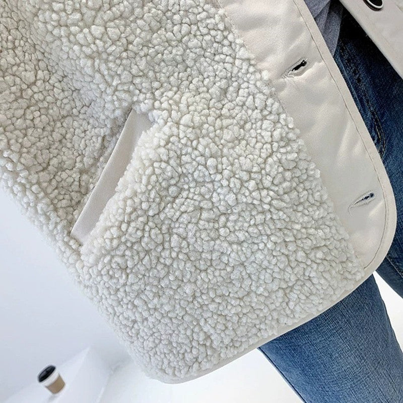 Manteau court en fourrure d'agneau lâche et coutures assorties