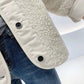 Manteau court en fourrure d'agneau lâche et coutures assorties