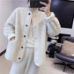Manteau court en fourrure d'agneau lâche et coutures assorties