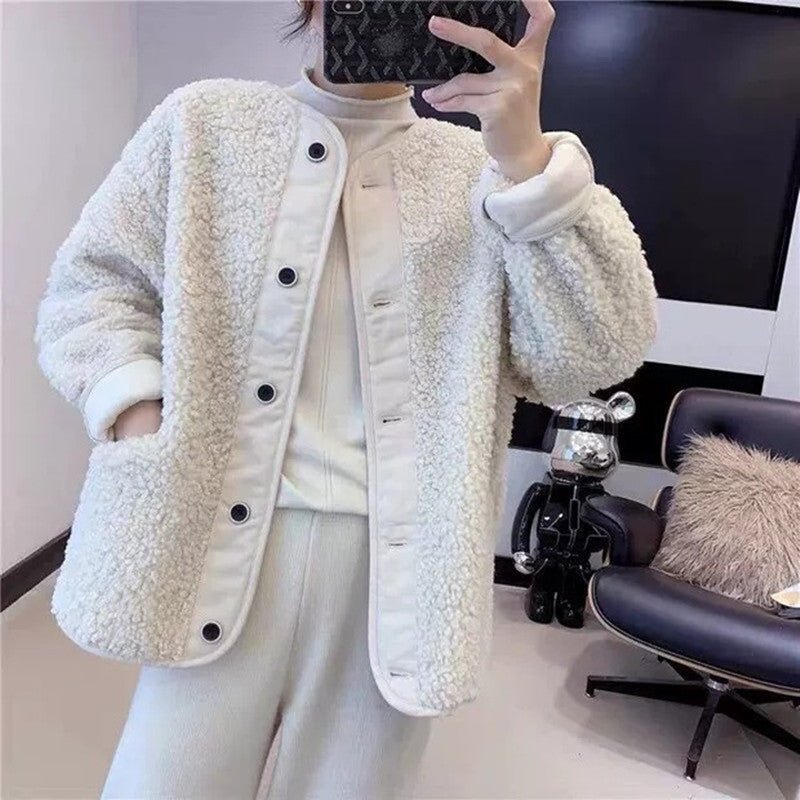 Manteau court en fourrure d'agneau lâche et coutures assorties