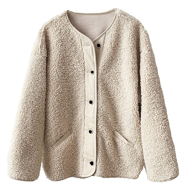 Manteau court en fourrure d'agneau lâche et coutures assorties