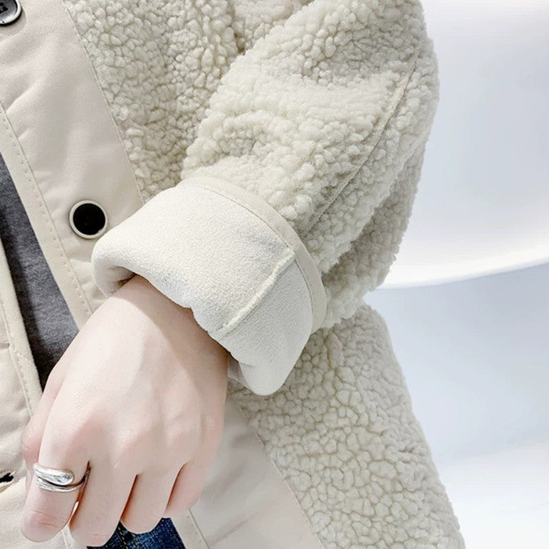 Manteau court en fourrure d'agneau lâche et coutures assorties