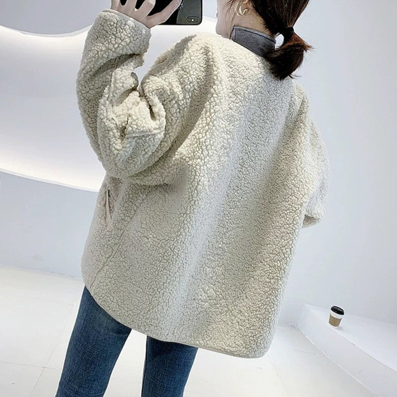 Manteau court en fourrure d'agneau lâche et coutures assorties