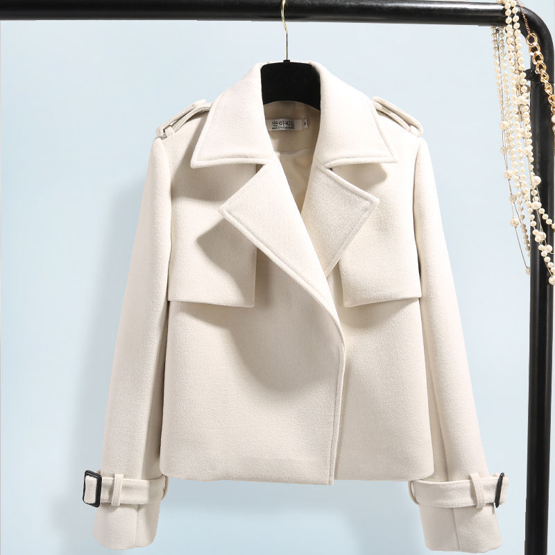 Petit manteau court en laine parfumé et polyvalent