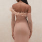 Robe unie à épaules inclinées et plumes en maille