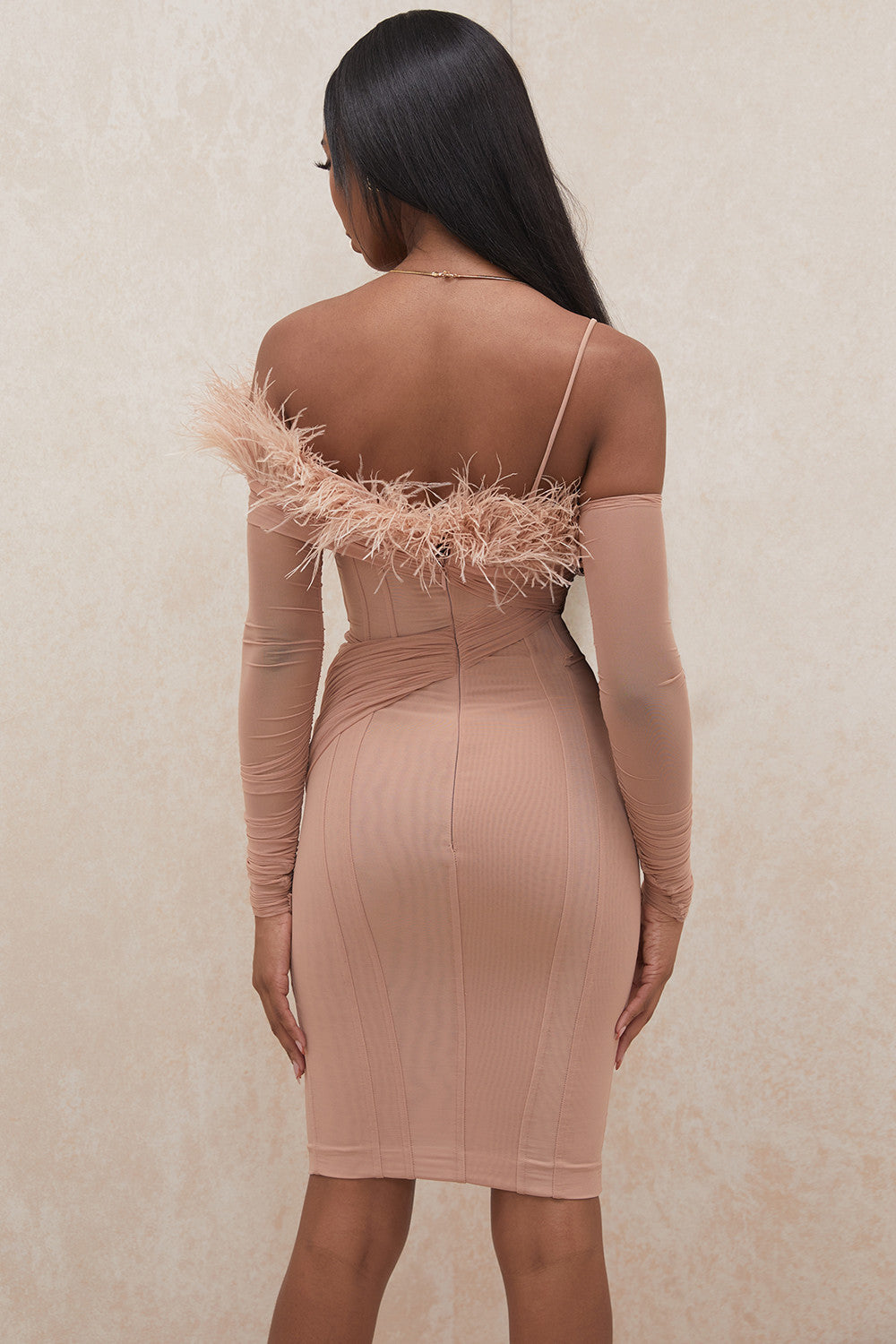 Robe unie à épaules inclinées et plumes en maille