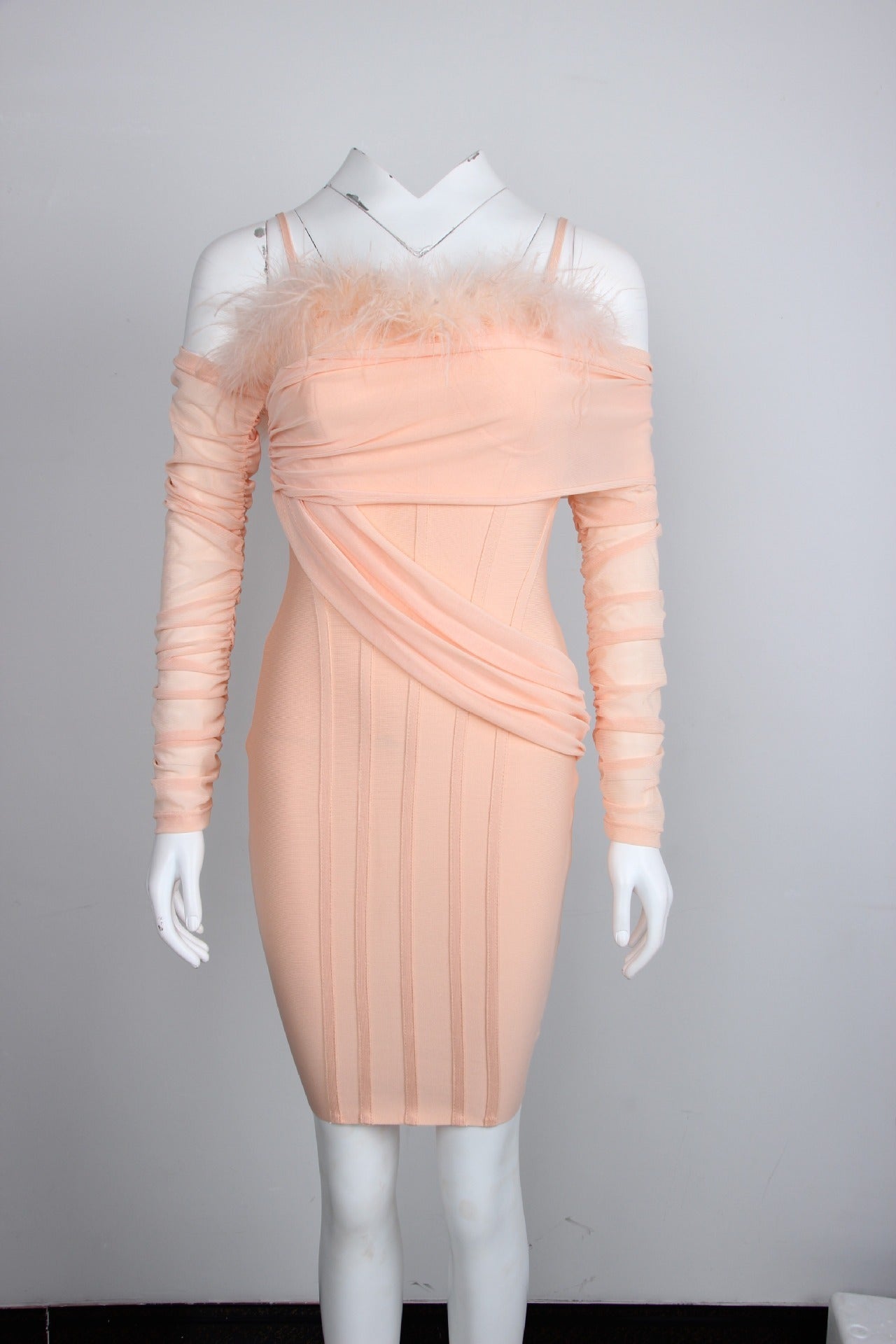 Robe unie à épaules inclinées et plumes en maille