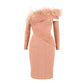 Robe unie à épaules inclinées et plumes en maille