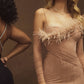 Robe unie à épaules inclinées et plumes en maille