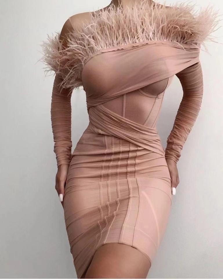 Robe unie à épaules inclinées et plumes en maille