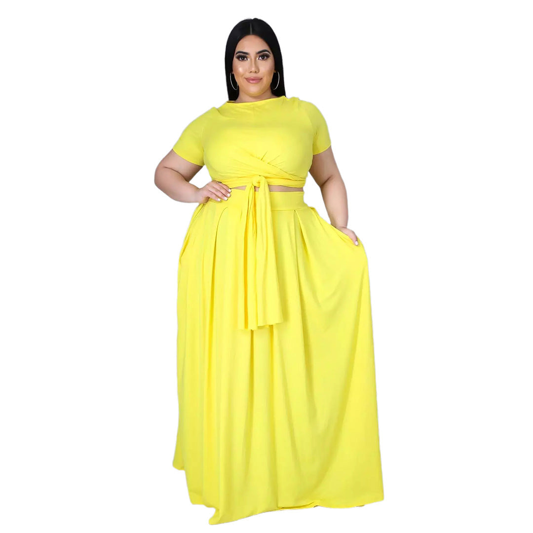 Costume deux pièces de couleur unie avec grande jupe croisée