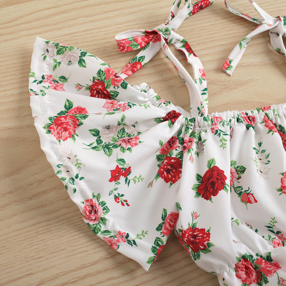 Haut court blanc à imprimé de roses et épaules dénudées, short blanc tendance avec ceinture