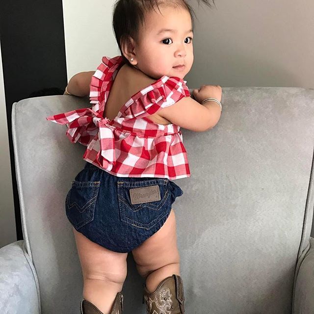 Ensemble trois pièces pour enfant, haut à carreaux, short en jean, coiffe