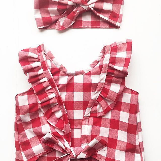 Ensemble trois pièces pour enfant, haut à carreaux, short en jean, coiffe
