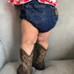 Ensemble trois pièces pour enfant, haut à carreaux, short en jean, coiffe