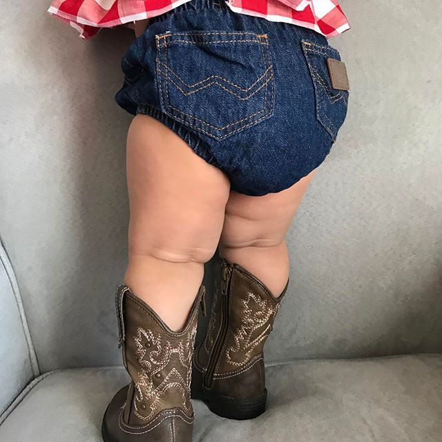 Ensemble trois pièces pour enfant, haut à carreaux, short en jean, coiffe