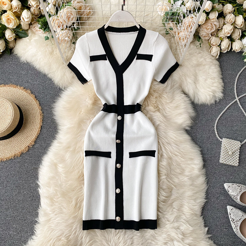 Robe-jupe en tricot noir et blanc à col en V et manches courtes, couleur contrastée, sac à la taille et hanches