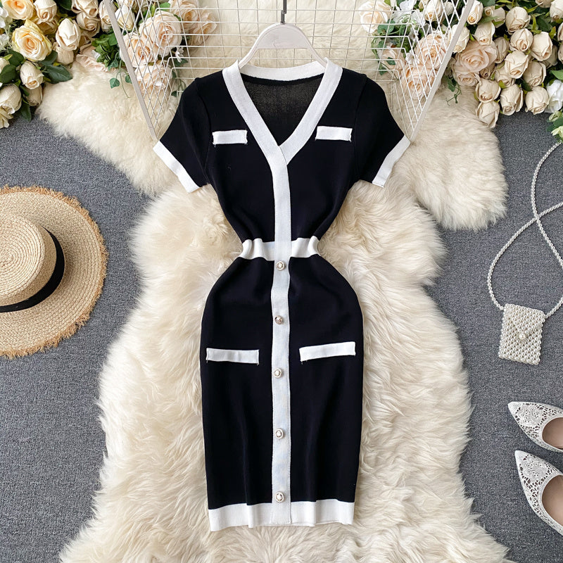 Robe-jupe en tricot noir et blanc à col en V et manches courtes, couleur contrastée, sac à la taille et hanches