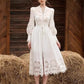 Robe à simple boutonnage en dentelle blanche brodée de fleurs, lanterne ajourée, manches longues, lacets