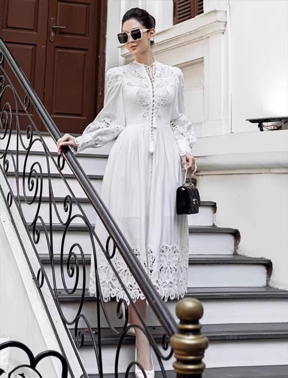 Robe à simple boutonnage en dentelle blanche brodée de fleurs, lanterne ajourée, manches longues, lacets