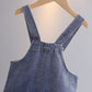 Ensemble deux pièces t-shirt et jean à bretelles pour enfant