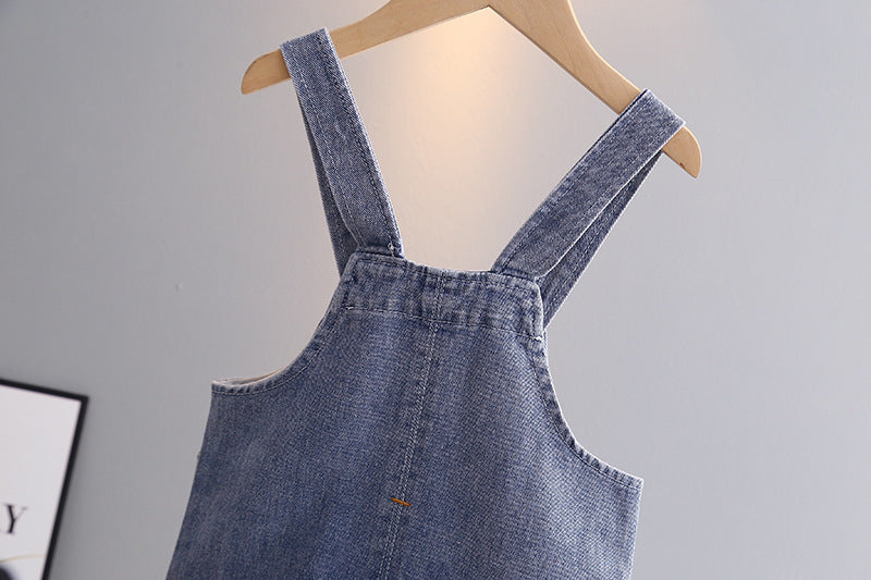 Ensemble deux pièces t-shirt et jean à bretelles pour enfant