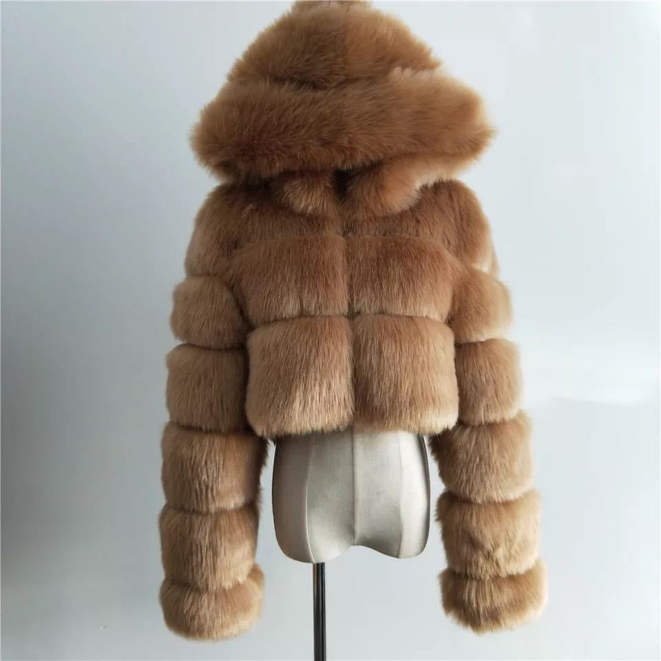 Manteau court à capuche en fausse fourrure à manches longues
