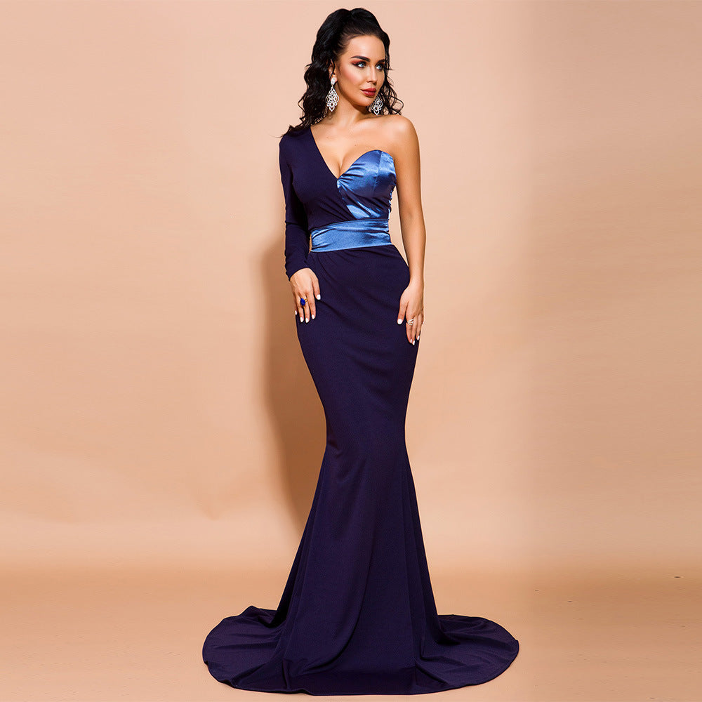 Robe de soirée longue de couleur assortie